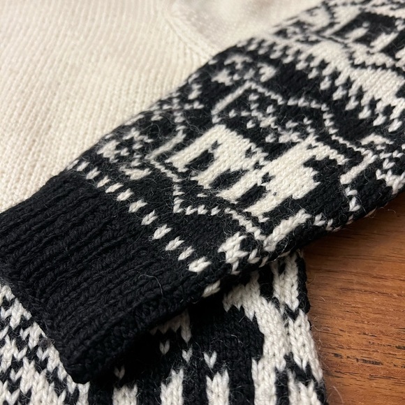 Handcrafted Peruvian Wool Crewneck Pullover Sweater / Medium - Picture 2 of 9